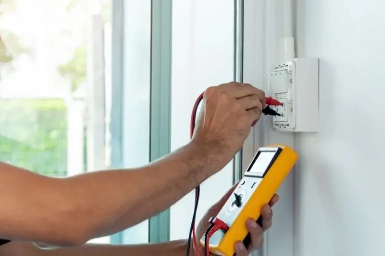 Vale a pena contratar um eletricista profissional? Veja 9 benefícios!